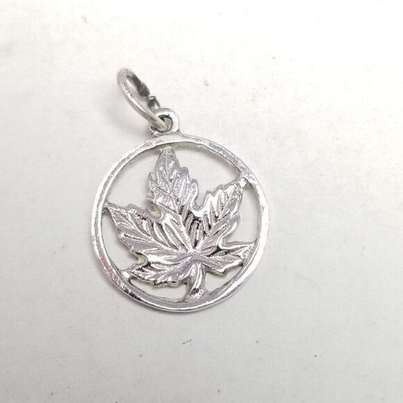 Vintage Sterling Silver Maple Leaf Pendant Charm, Etched Cutout Design, Estate - Picture 6 of 7